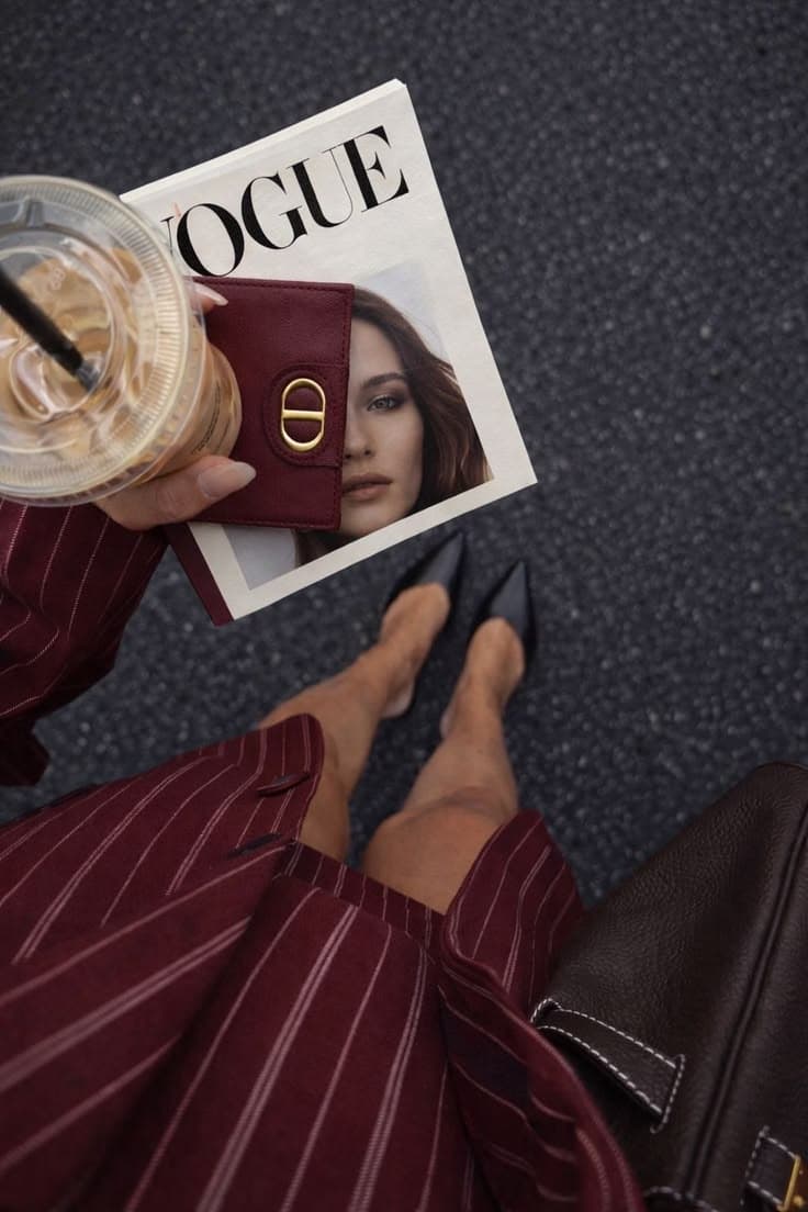 Mujer con café y revista, imagen que evoca calidez y conversación