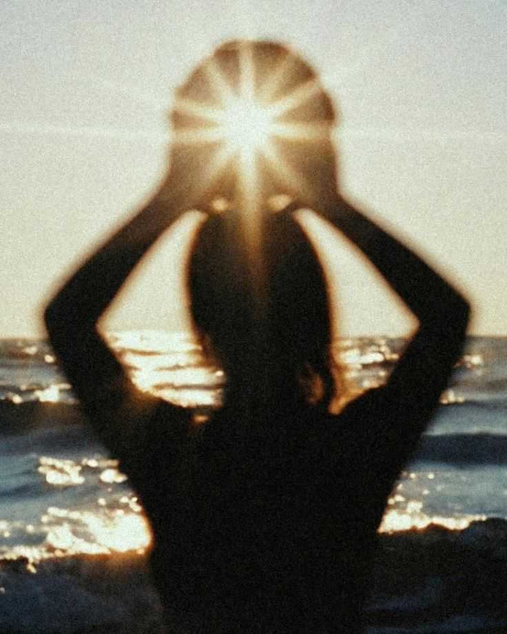 Mujer en un momento de introspección y conexión consigo misma